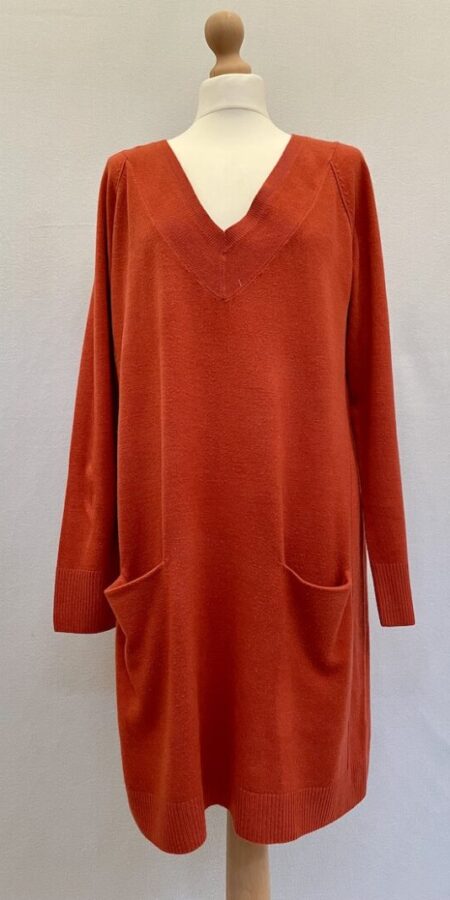 Tu burnt orange long jumper with V-ncek and two pockets