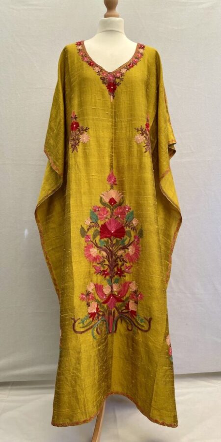 Kaftan with yellowish tones and lovely floral applique in shades of pink