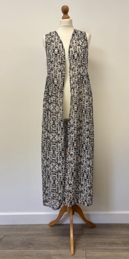 Atmosphere black and white patterned sleeveless open front vest dress, size S